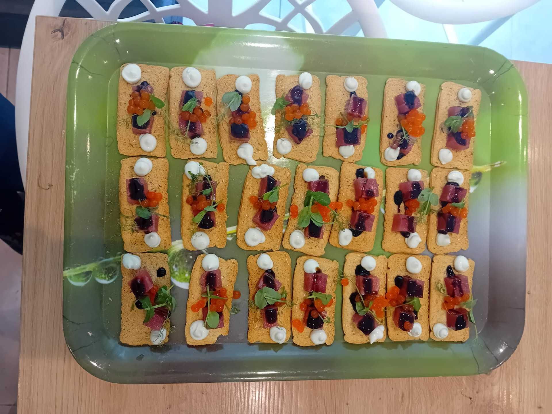 Toasts de thon mi-cuit et œufs de saumon