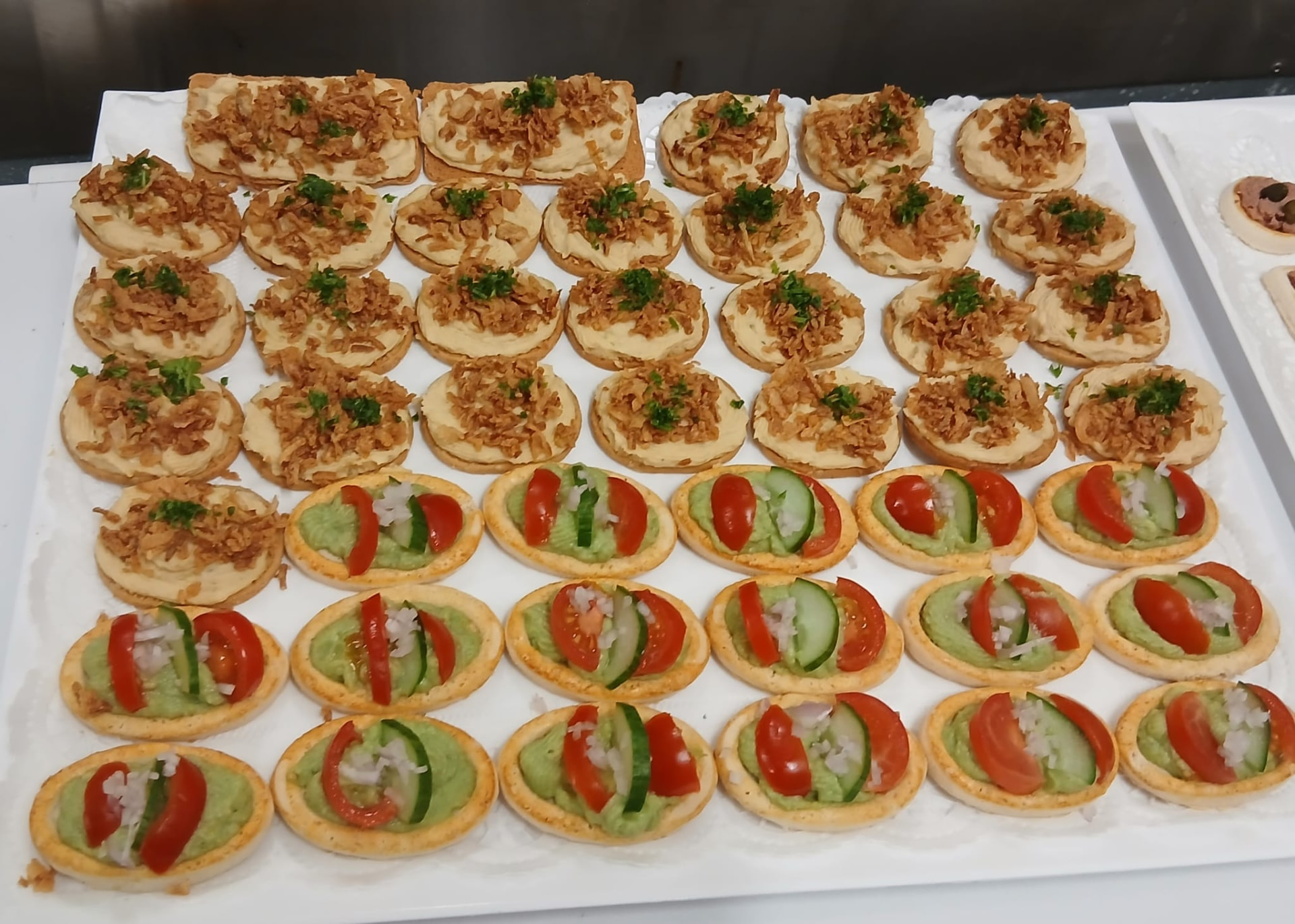 Toasts canapés garnis oignons frits et guacamole