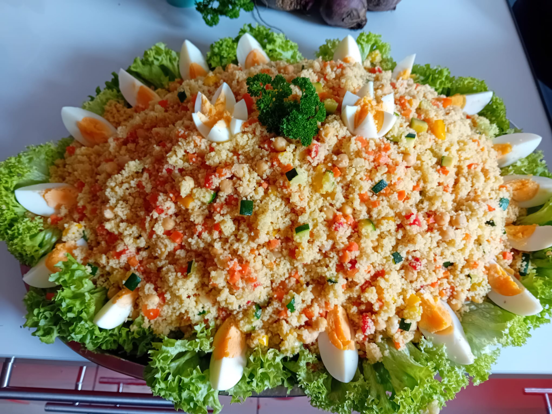 Grand plateau de taboulé aux légumes et œufs durs