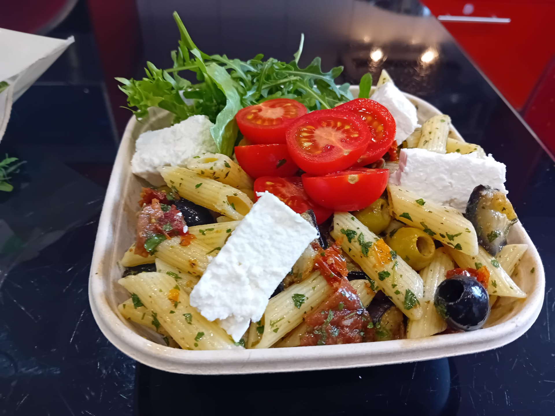 Penne, feta, olives & tomates cerises