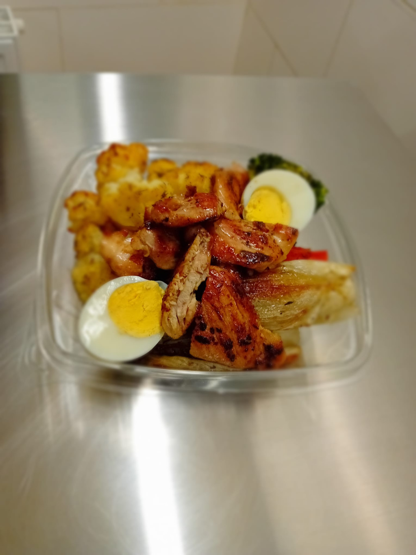 Bowl chaud poulet grillé, chou-fleur rôti et œuf