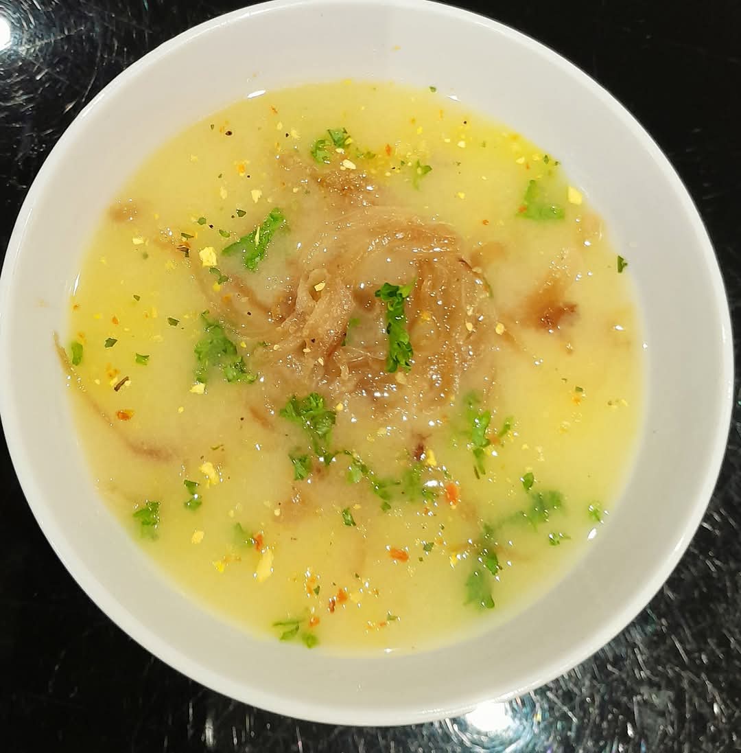 La soupe maison de Clara, légumes frais de saison, oignons caramélisés