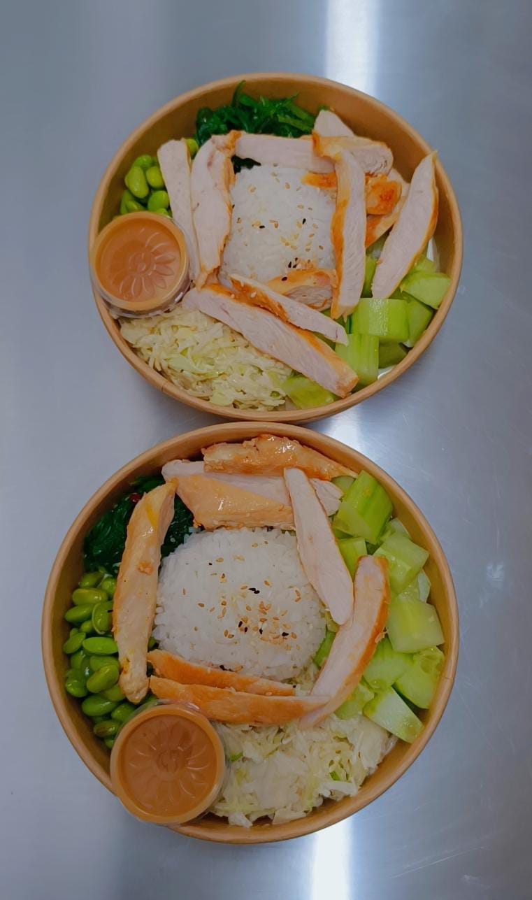 Bowls poulet, riz et légumes frais