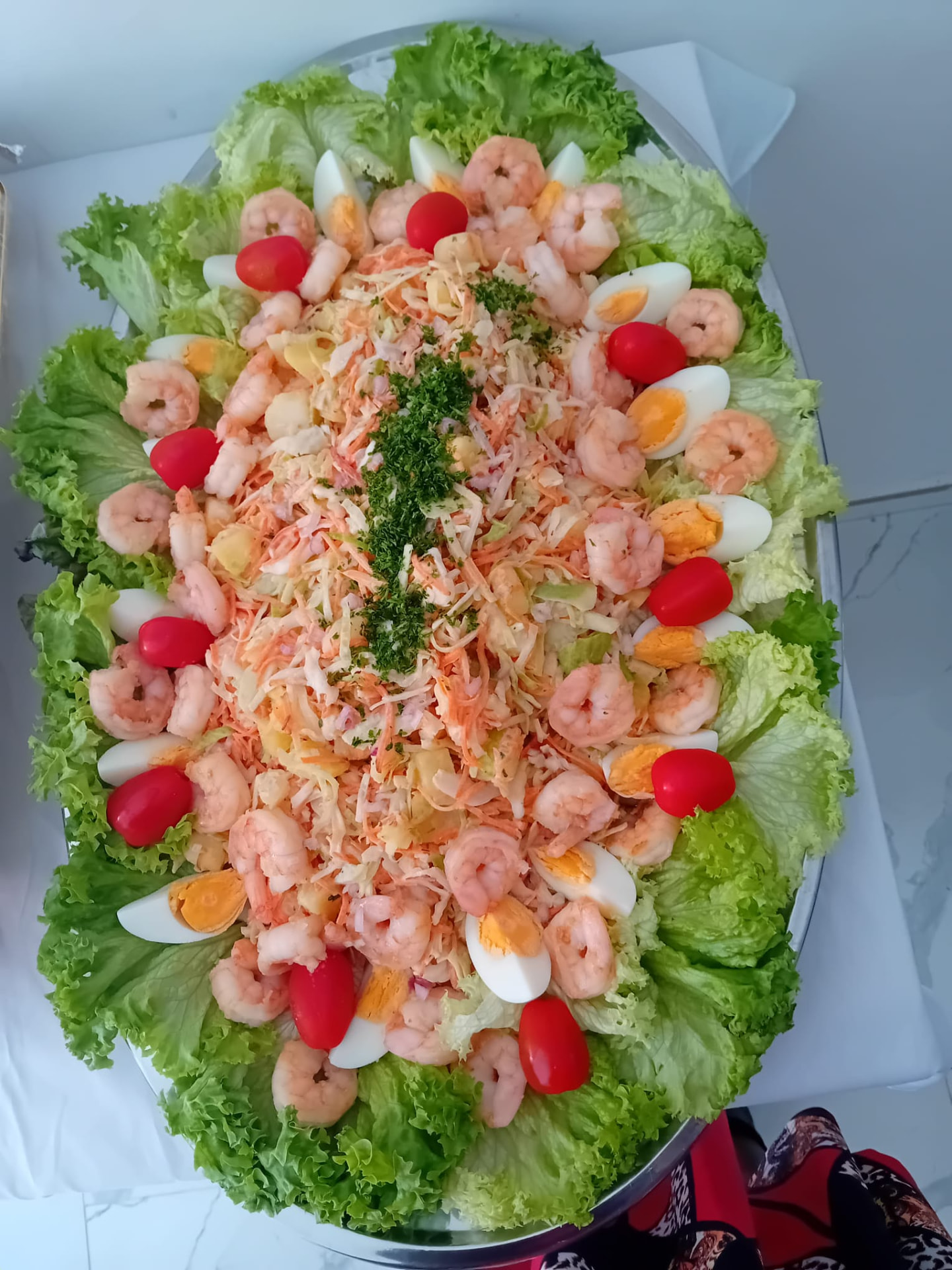 Plateau de salade de crevettes et œufs